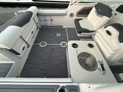 Robalo R247 Dual Console
